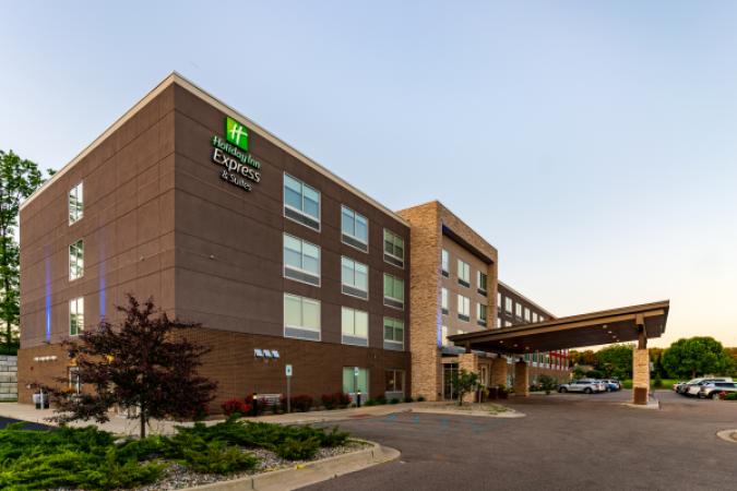 Holiday Inn Express & Suites Airport