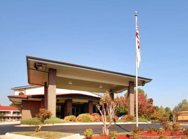 Econo Lodge Inn & Suites University